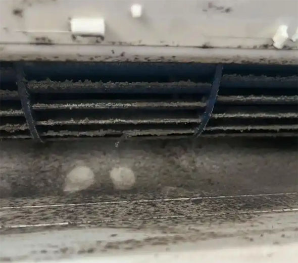 洪雅空调吹的风有股烧焦味是怎么回事